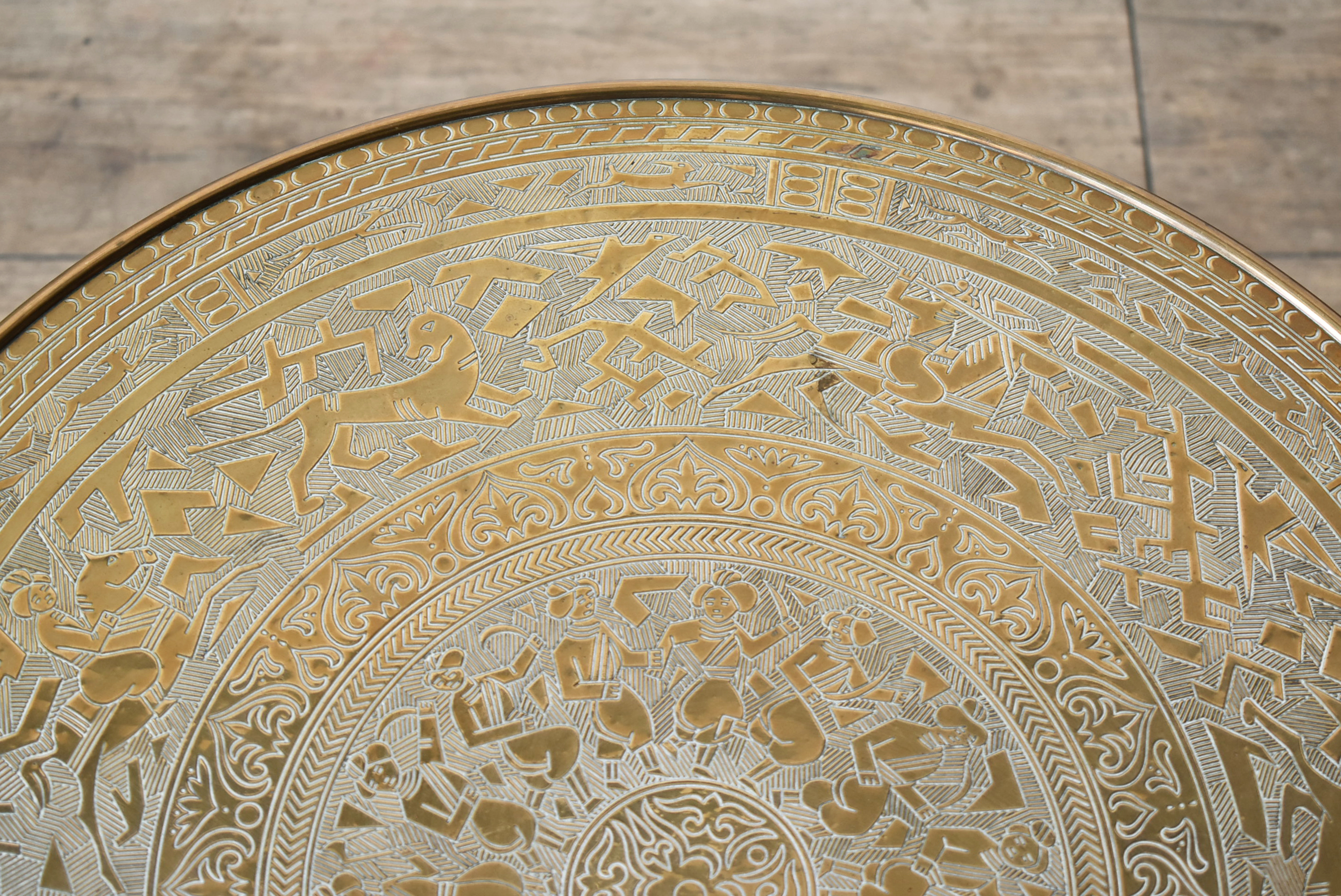 パルテノン アンティーク / 真鍮製の天板が美しいオケージョナル