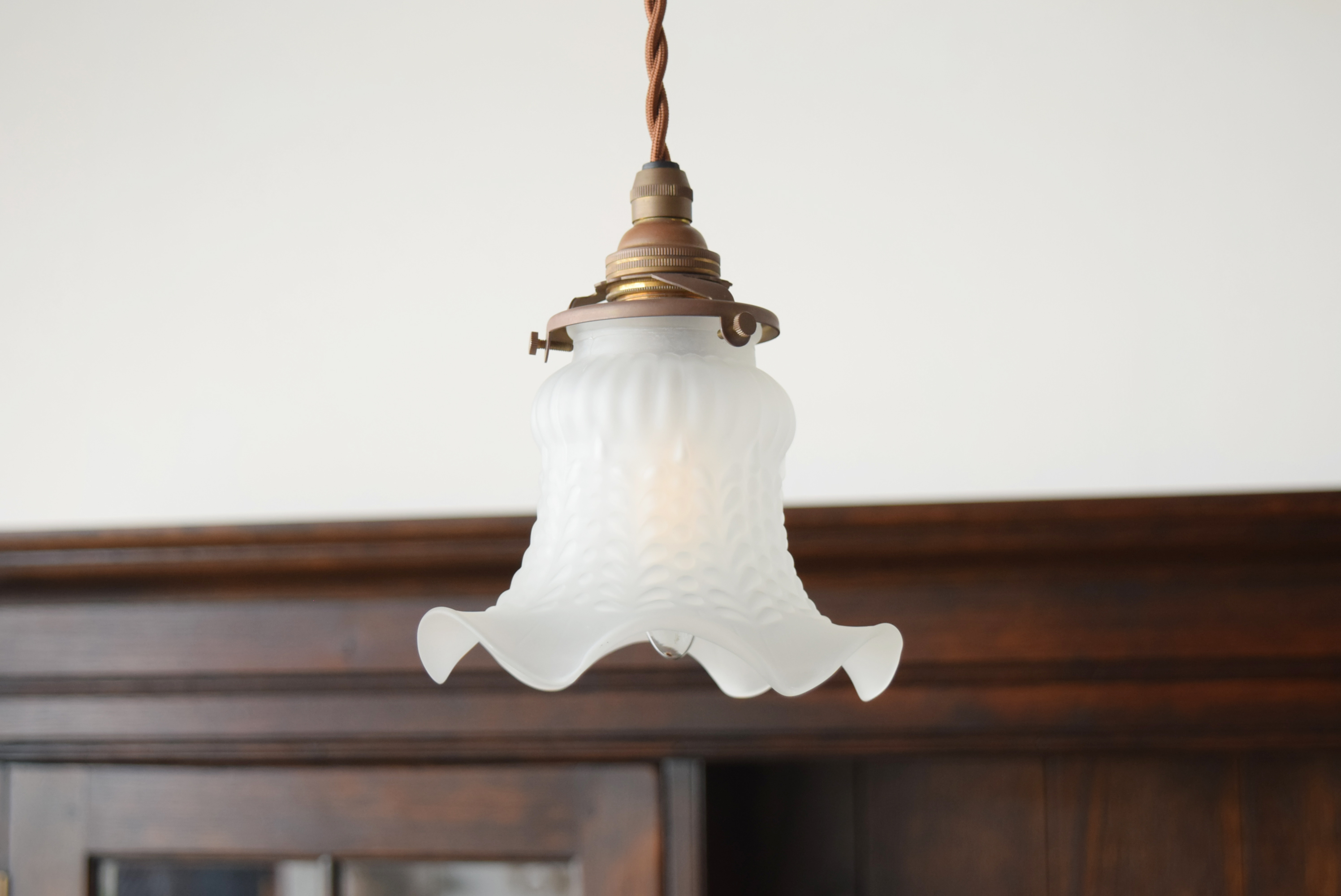 パルテノン アンティーク / 波打つように広がるシェードのフォルムが