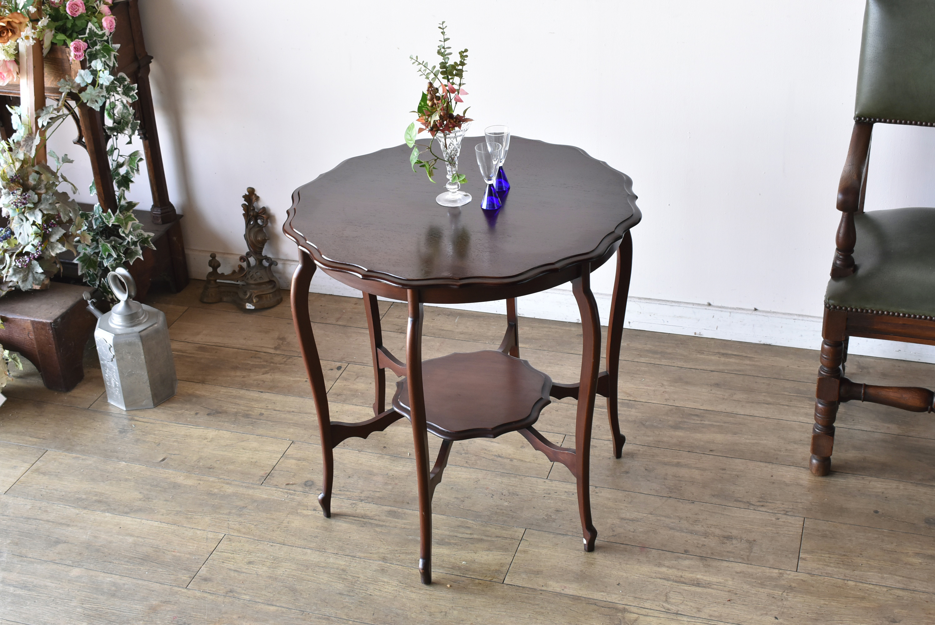 パルテノン アンティーク / 繊細なフォルムが美しいマホガニー