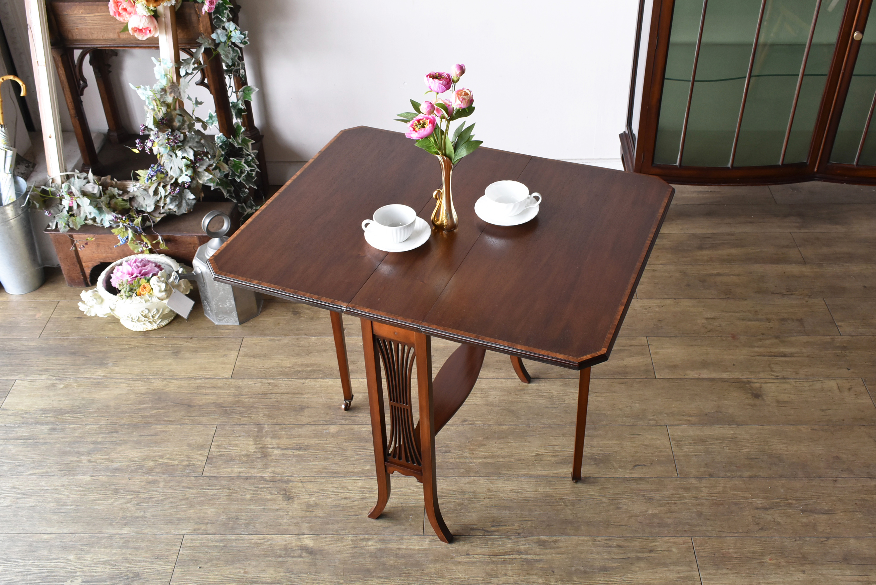 パルテノン アンティーク / スリムなサイズ感のマホガニーサザーランド