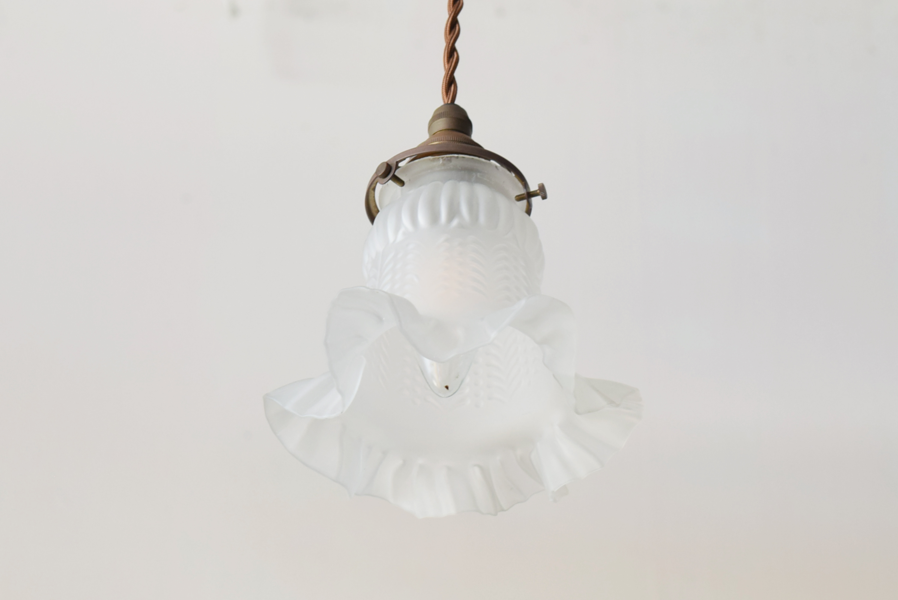 パルテノン アンティーク / ふんわりと波打つようなフリルシェードが目