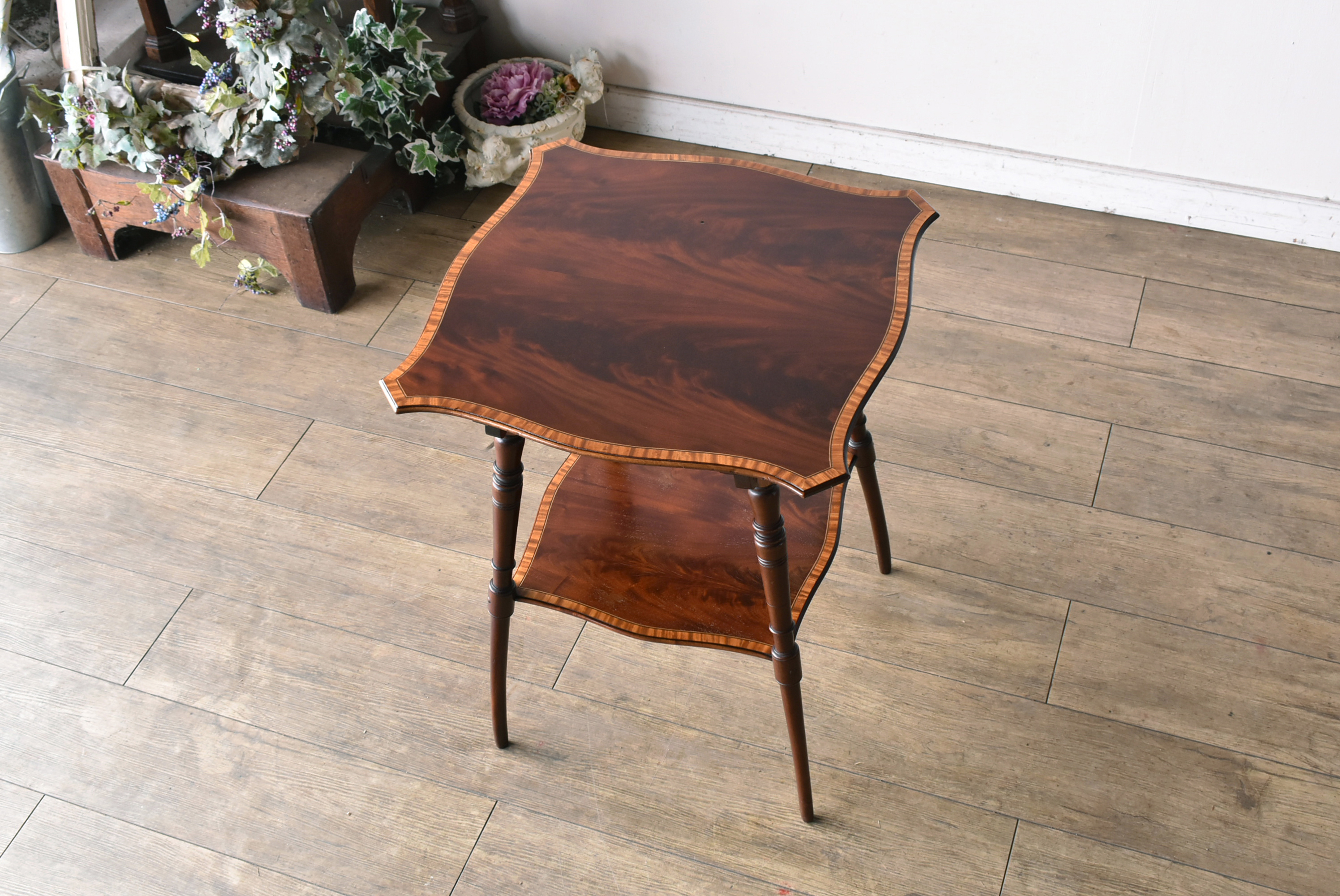 パルテノン アンティーク / 縁を彩る象嵌細工が目を引くマホガニー