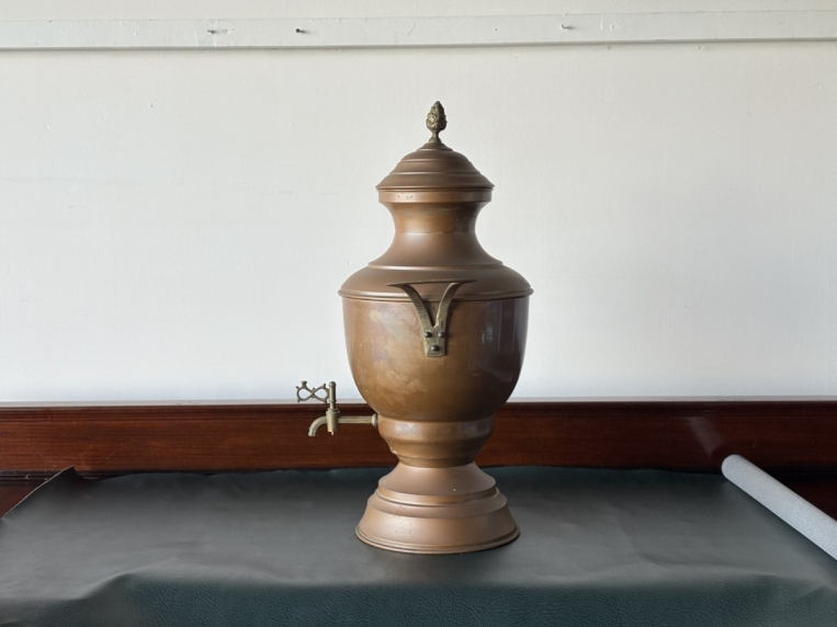 装飾的な曲線を描く持ち手と、注ぎ口付近の精緻なレリーフのアップ