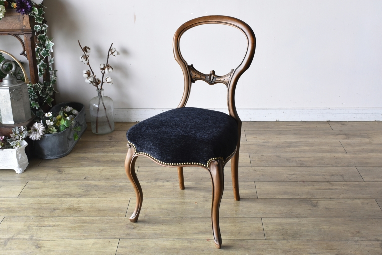 上品な佇まいのウォールナットバルーンチェア【c100-3】