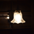 明かりを灯した瞬間に浮かび上がる、ガラスシェードの優美な紋様。ショップの店舗什器としても、洗練された「本物」が漂う空間づくりをドラマチックに演出し、安らぎに満ちた上質なひとときを提供します。