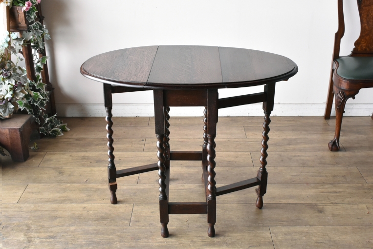 パルテノン アンティーク / 繊細なツイストレッグが目を引くゲート