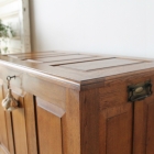 オーク無垢材で内装までしっかりと作られたベッドサイドコファ【40291】