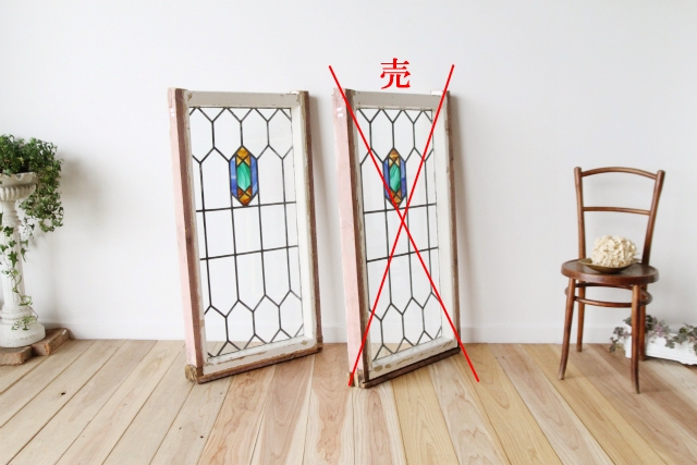 パルテノン アンティーク / マーブルなガラスが目を惹くステンドグラス