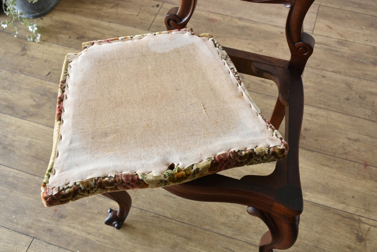 優雅で華やかなデザインが魅力のウォールナットバルーンチェア【c215-6】