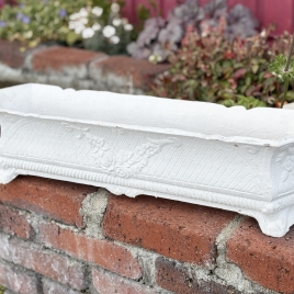 横長のフォルムが寄せ植えを華やかに演出。優美な草花レリーフが施されたホワイトカラーのプランター【51538】