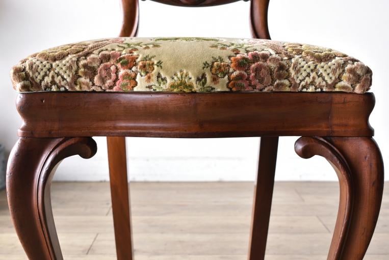 優雅で華やかなデザインが魅力のウォールナットバルーンチェア【c215-6】