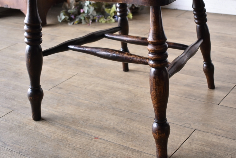 味わい深いスピンドルバックアームチェア【c307】