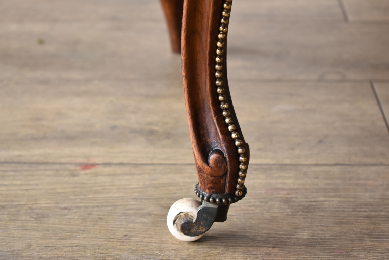 プチポワン生地が素晴らしいウォールナットサロンチェア【c317-3】