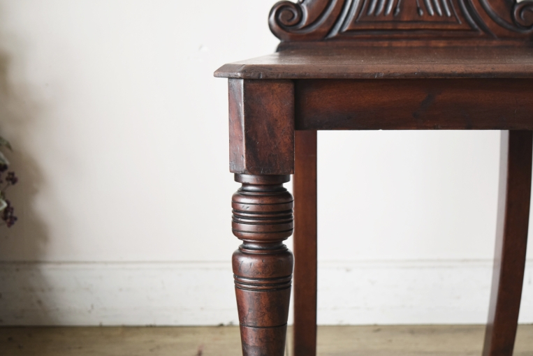 壁面を彩るマホガニーのホールチェア【c7-2】