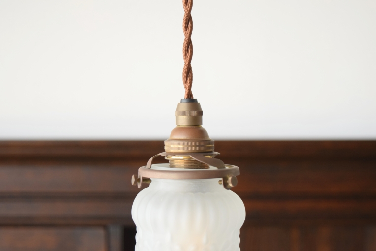 【クレジットカード決済専用ページ】波打つように広がるシェードのフォルムが軽やかな印象を与える小ぶりなペンダントランプ【1818】