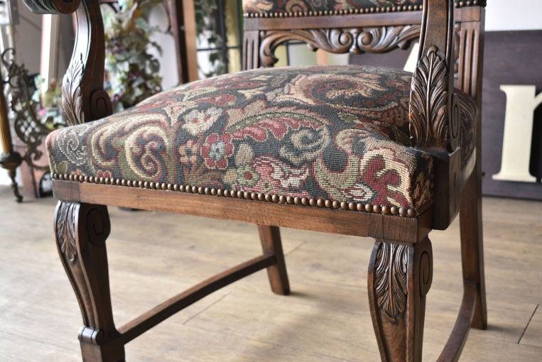 アンティークならではの生地が目を引くアームチェア【c35】