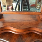 土台部分はマホガニーの美しい木目が特徴的です。