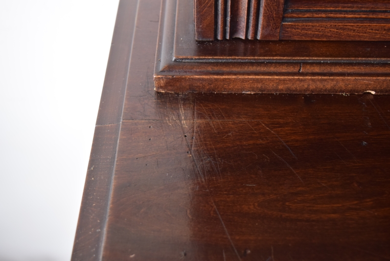 重厚な風格と実用性を兼ね備えたジョージアン様式のラージガラスキャビネット【k41】