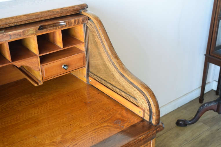 木目が美しいオーク材のスモールロールトップデスク【d83】