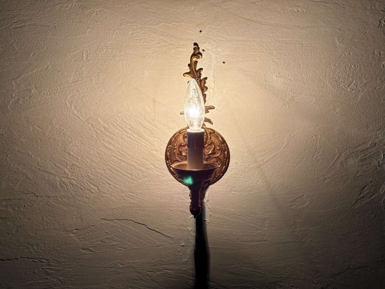 壁面を華やかに彩る、優雅な曲線を描く真鍮製の1灯式ウォールランプ【2059】