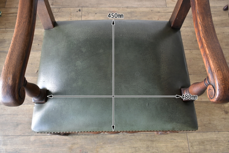 どっしりとしたオーク材が魅力のアームチェア【c14】