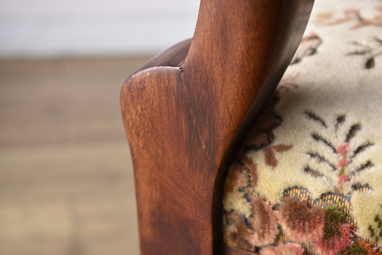 脚の付け根に修復跡がございます