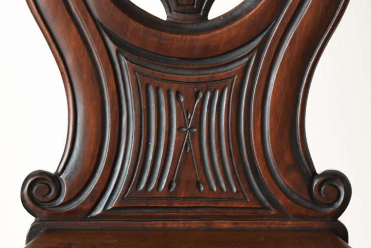 壁面を彩るマホガニーのホールチェア【c7-2】