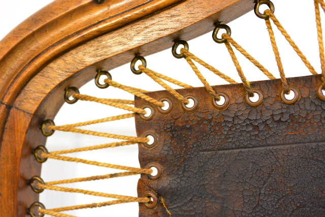 紐で固定されています。