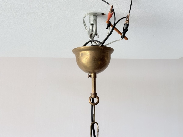 真鍮フレームが温かみのある光を放ち、空間を華やかに彩る照明器具。コバルトブルーの磁器に映える金彩と薔薇の花絵が美しい5灯シャンデリア【sy456】