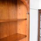 アーチの優美さが際立つ上品なブックキャビネット【9136】