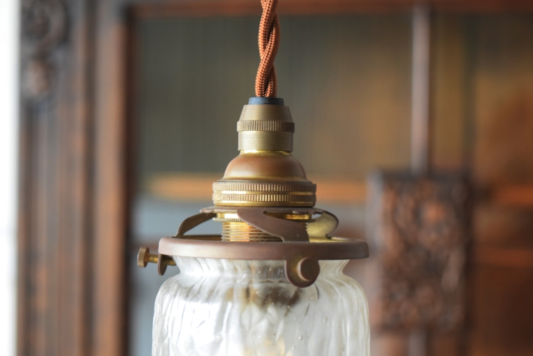 経年により味わいを増した真鍮製ソケットと灯具パーツ。重厚な金属の質感がガラスシェードの繊細さを引き立て、1930年代のアール・デコ期を感じさせるクラシカルでモダンな美しさを細部にまで湛えています。