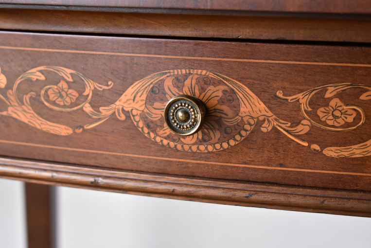 全面に施されたインレイドが美しいマホガニーガラスキャビネット【k191】