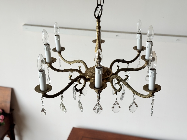 優雅な曲線が空間を華やかに彩る、真鍮の重厚な質感としずく型クリスタルが煌めく8灯式ガラスシャンデリア【sy470】