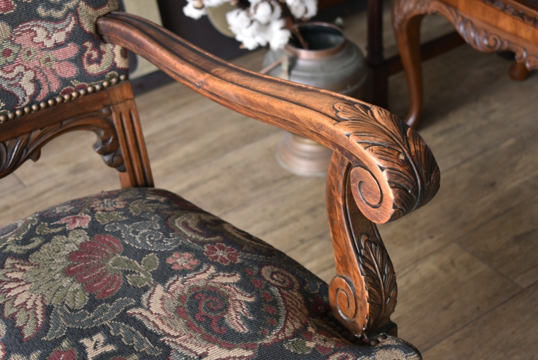 アンティークならではの生地が目を引くアームチェア【c35】