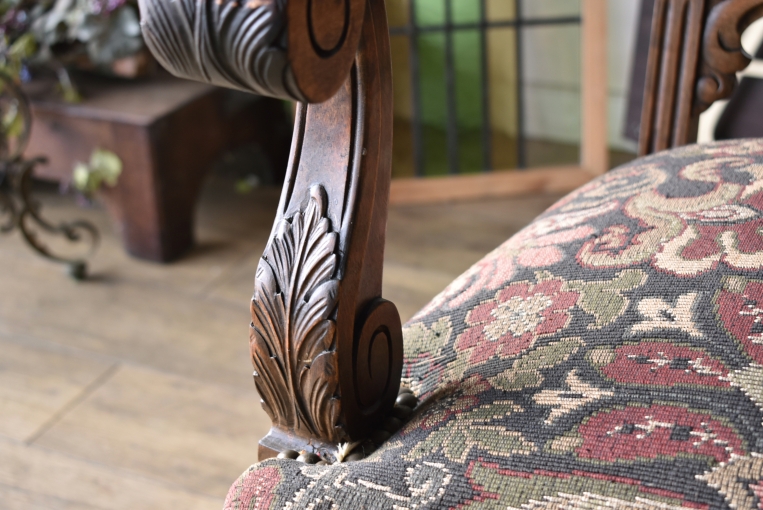 アンティークならではの生地が目を引くアームチェア【c35】