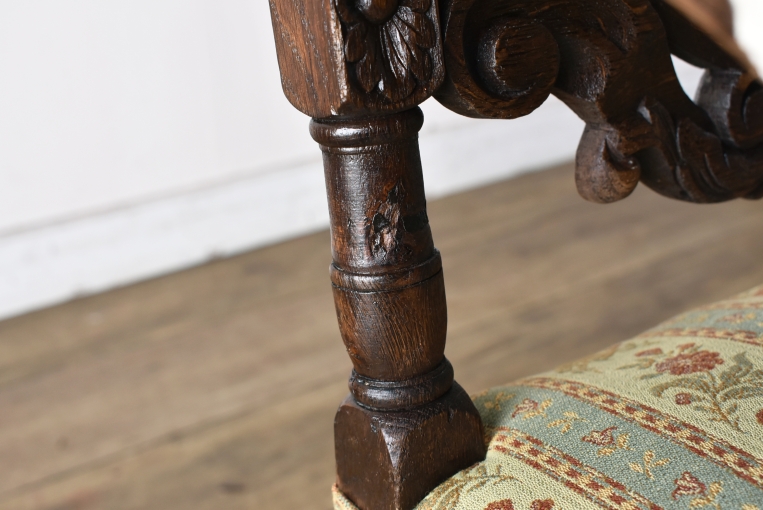 見事な彫刻が美しいキッズアームチェア【c304】