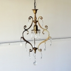 真鍮の優美な曲線とクリスタルガラスが煌めく、英国アンティーク調の1灯式シャンデリア（sy473）。空間に華やかさを添えるエレガントな天井照明。