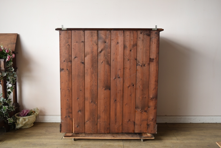 重厚な風格と実用性を兼ね備えたジョージアン様式のラージガラスキャビネット【k41】