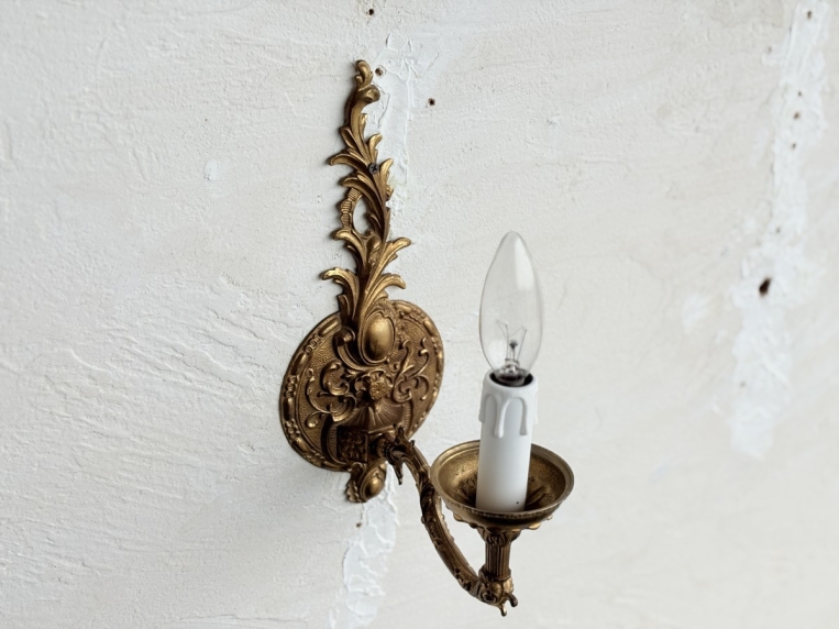 壁面を華やかに彩る、優雅な曲線を描く真鍮製の1灯式ウォールランプ【2059】