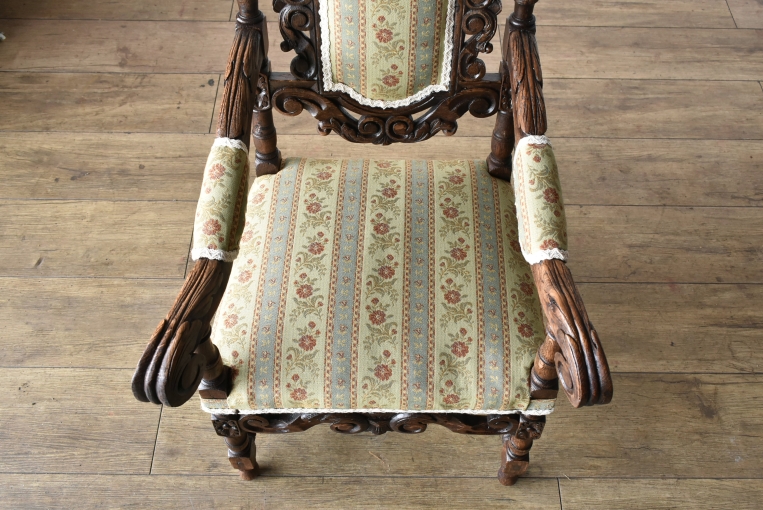 見事な彫刻が美しいキッズアームチェア【c304】