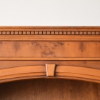 アーチの優美さが際立つ上品なブックキャビネット【9136】