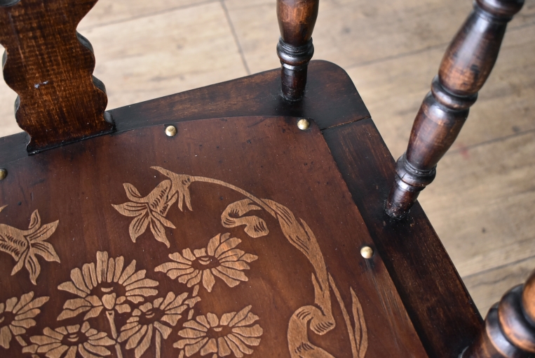 味わい深いスピンドルバックアームチェア【c307】