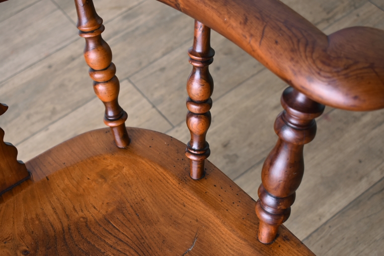 アンティークらしい味わいが魅力のダブルボウバックウィンザーアームチェア【c260-3】