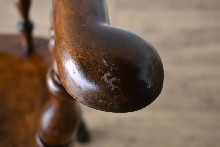 アンティークらしい味わいが魅力のダブルボウバックウィンザーアームチェア【c260-2】