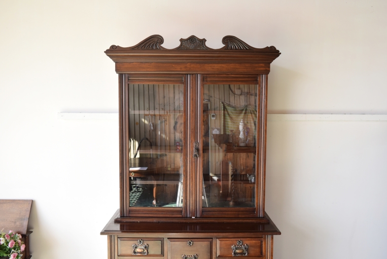 当時の様式を象徴する、繊細な木枠（アストラガル）で装飾された2枚のガラス扉。ジョージアン期特有の規則正しい幾何学デザインが目を引く、アンティーク・ブックケースのディテール。