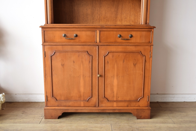 アーチの優美さが際立つ上品なブックキャビネット【9136】