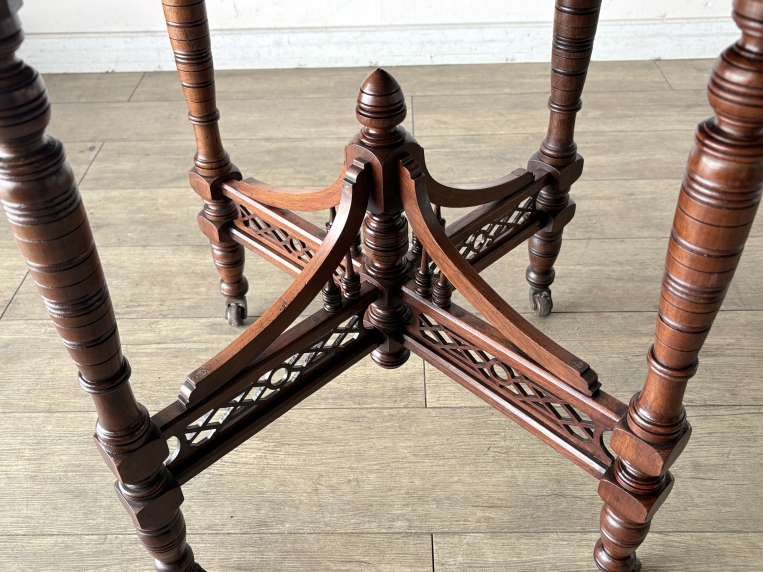 脚部に施された、東洋への憧憬を感じさせる繊細な格子細工（フレットワーク）の装飾。ウォールナットの深い色艶と相まって、18世紀から19世紀の貴族を虜にしたオリエンタルで優雅な世界観を現代に伝えます。
