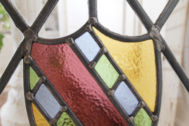 カラフルなガラスが用いられたステンドグラス【7738-D】