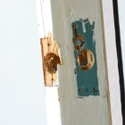 金具を取り外した後があります。