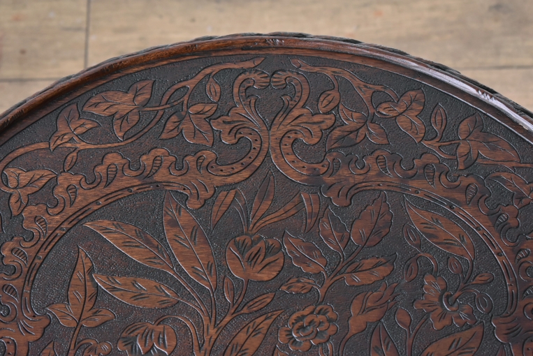 天板一面の彫刻細工が目を引くカーヴィングテーブル　【t34】